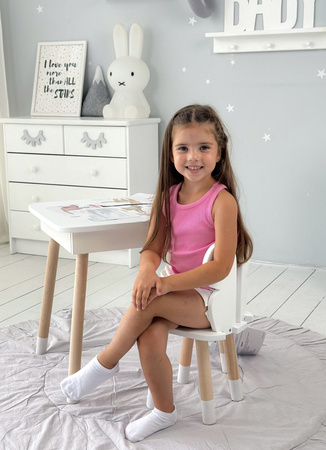 Table et chaise pour enfants en forme de papillon. Table avec rangement pour crayons et livres de coloriage - blanc