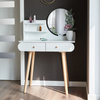 Coiffeuse de style scandinave avec un miroir blanc