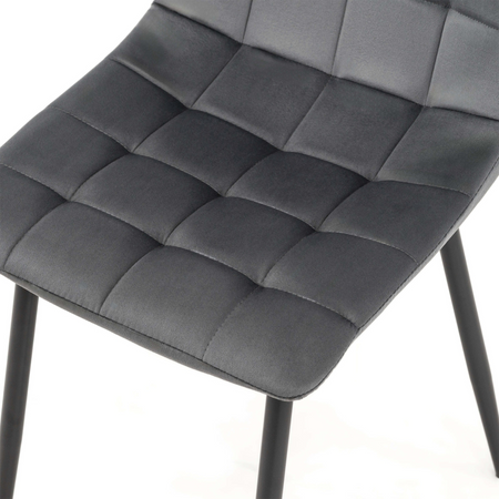 Ensemble de 4 chaises MIRA tapissées en velours matelassé - couleur Grise, pieds Noirs