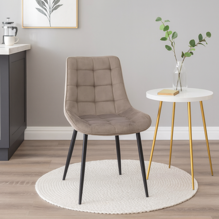 Chaise VOX capitonnée en velours matelassé - couleur Cappuccino, pieds Noirs
